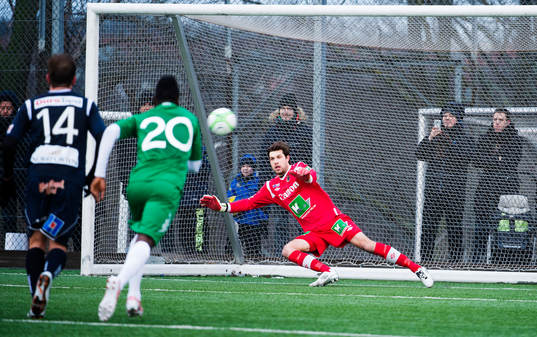 Hammarbys  Kennedy Bakircioglu slår in en straff bakom