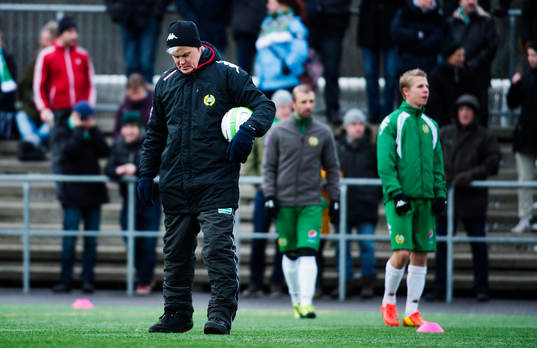 Hammarbys tränare Nanne Bergstrand bevakar uppvärmningen