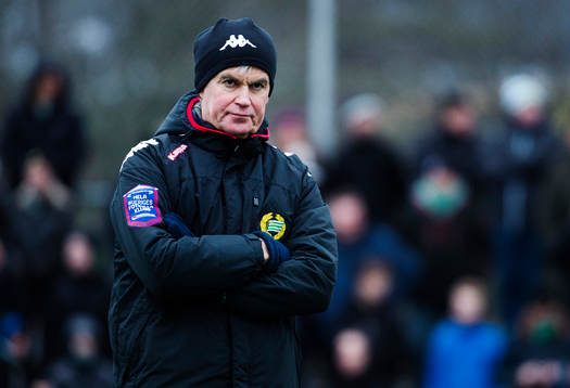 Hammarbys tränare Nanne Bergstrand bevakar uppvärmningen