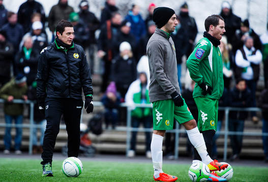 Hammarbys assisterande tränare Carlos Banda bevakar