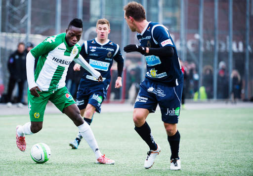 Hammarbys Amadaiya Rennie med bollen