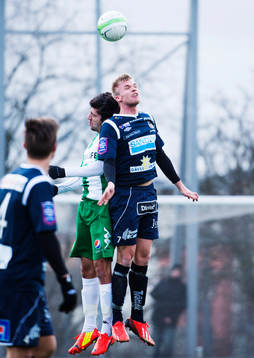 Hammarbys Nahir Besara i en luftduell med Gefles Robin