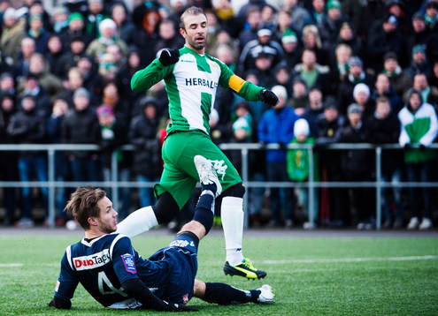 Hammarbys Kennedy Bakircioglu stoppas av Gefles Anders