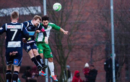 Gefles Jonas Lantto och Hammarbys  Stefan Batan i en