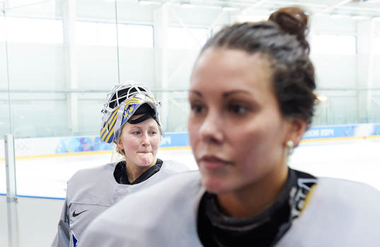 Målvakterna Kim Martin Hasson och Valentina Wallner på