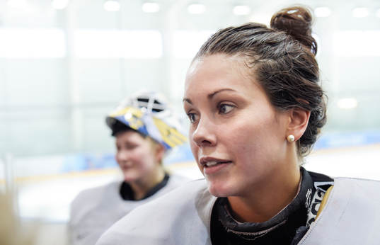 Målvakterna Kim Martin Hasson och Valentina Wallner på