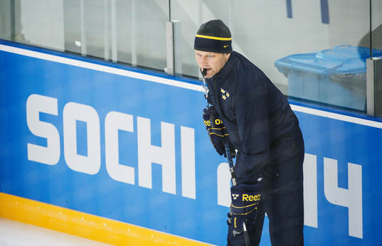 Förbundskapten Niclas Högberg på Damkronornas träning