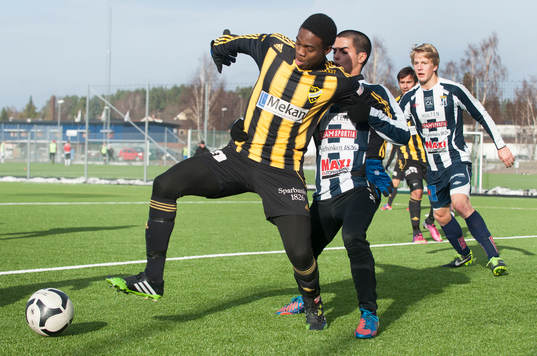 Hässleholms Edem Hetcheli i träningsmatchen i fotboll