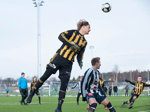 Hässleholms Linus Karlsson i träningsmatchen i fotboll