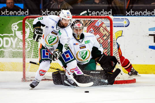 Färjestads Jack Connolly och Färjestads målvakt Pekka