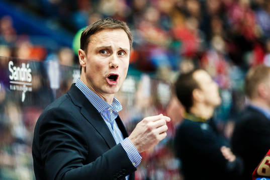 Frölundas tränare Roger Rönnberg reagerar
