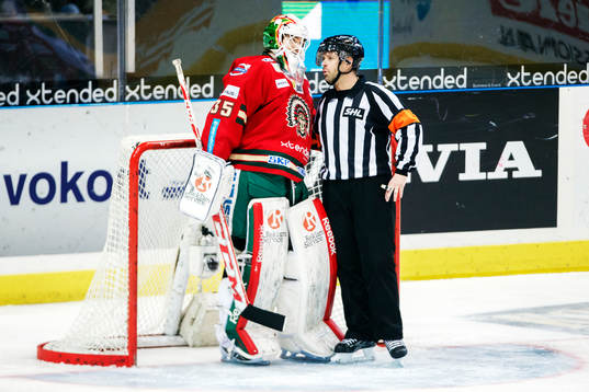 Domare Patrik Sjöberg pratar med Frölundas målvakt Linus