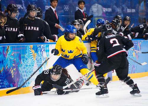 Japans Ami Nakamura faller i en närkamp med Sveriges Fanny
