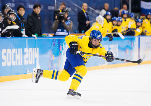 Sveriges Emma Eliasson skjuter det skott som Jenni
