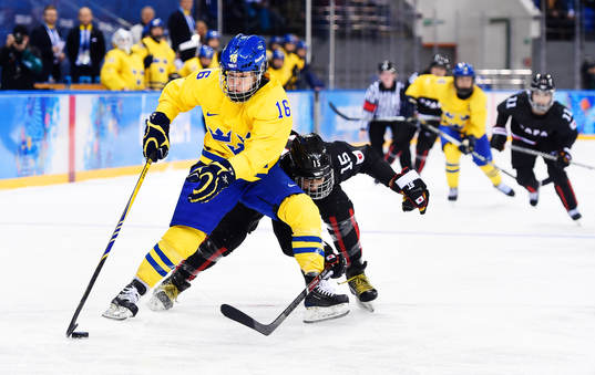 Sveriges Pernilla Winberg tar sig förbi Japans Rui Ukita