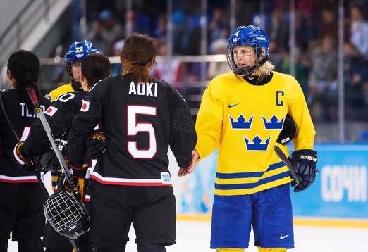 Jaoans Kanae Aoki och Sveriges Jenni Asserholt tackar
