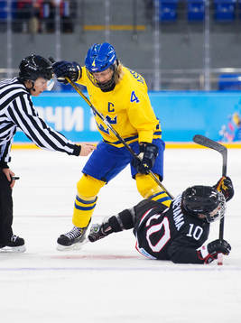 Sveriges Jenni Asserholt fäller Japans Haruna Yoneyama vid