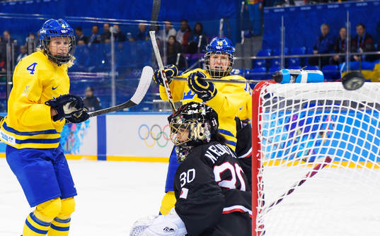 Sveriges Jenni Asserholt och Pernilla Winberg ser pucken