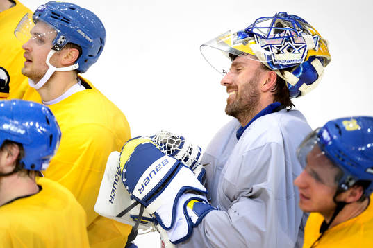 Sveriges Henrik Lundqvist skrattar