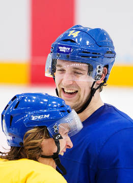 Carl Hagelin och Patrik Berglund skrattar