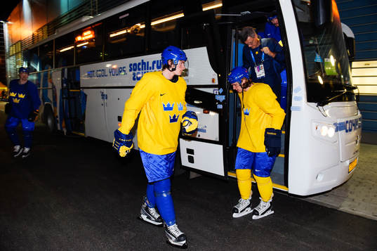 Loui Eriksson på väg in till Sveriges ishockeylandslags