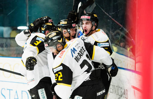 Västerås spelare jublar