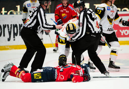Västerås Per Helmersson slår med klubban på