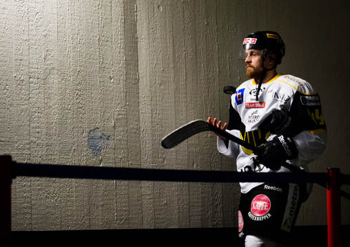 Västerås Per Helmersson  jonglerar med matchpucken