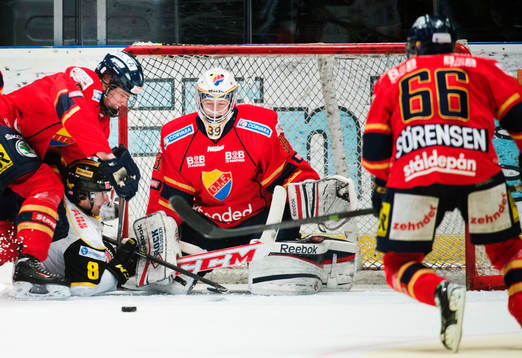 Västerås Tony Romano trycks in framför Djurgårdens