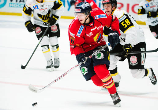 Djurgårdens Henrik Nyberg jagas av Västerås Jonas