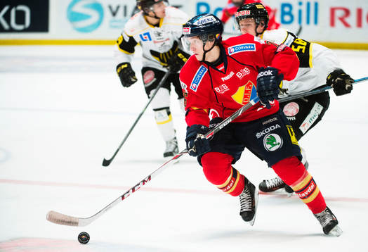 Djurgårdens Henrik Nyberg jagas av Västerås Jonas