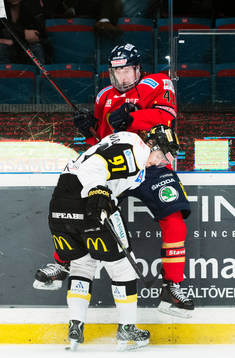 Djurgårdens Mattias Kalin  trycks till av Västerås