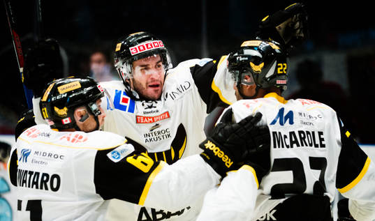 Västerås Luca Caputi jublar med sina lagkamrater