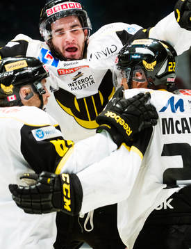 Västerås Luca Caputi  jublar med sina lagkamrater