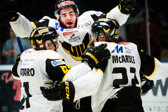 Västerås Luca Caputi jublar med sina lagkamrater