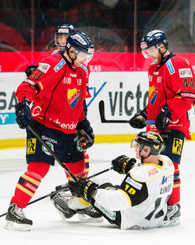 Djurgårdens Timmy Pettersson och Mattias Guter   tittar