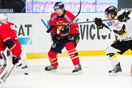 Djurgårdens Timmy Pettersson träffas av Västerås Tony