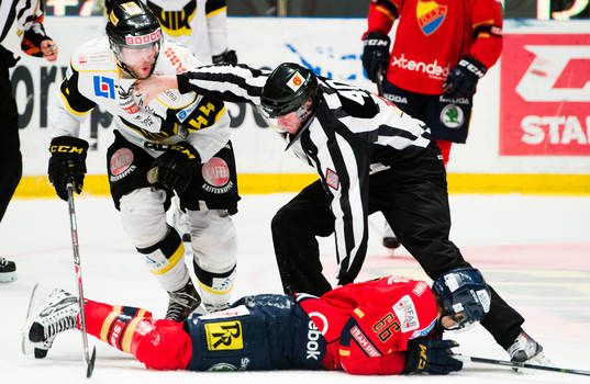 Västerås Per Helmersson  försöker rycka tag i