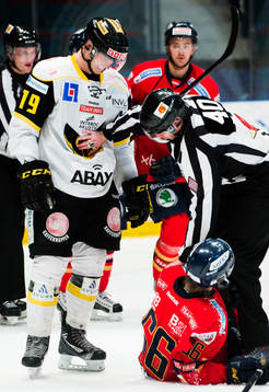 Västerås Andreas Lindh  skrattar medans han pratar med