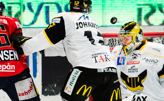 Pucken flyger förbi Västerås målvakt Jonas Fransson