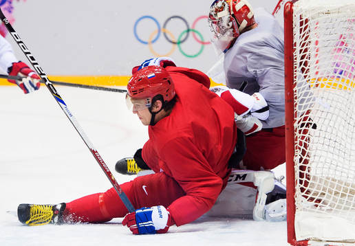 Alexander Ovechkin kraschar in i målvakten på Rysslands