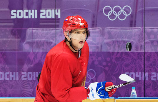 Alexander Ovechkin trixar med en puck på Rysslands