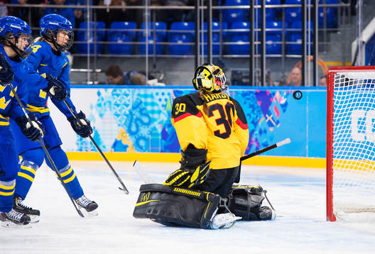 Sveriges Emma Nordin och Erika Grahm ser 0-1-pucken från