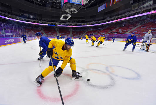 Johnny Oduya jagar pucken framför Nicklas Bäckström