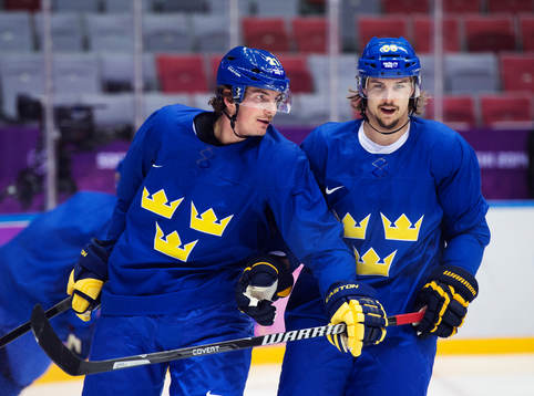 Loui Eriksson skojar med Erik Karlsson