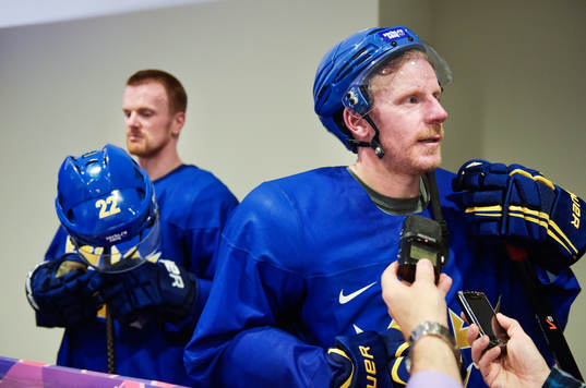 Daniel Sedin och Daniel Alfredsson blir intervjuade