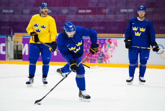 Erik Karlsson skjuter