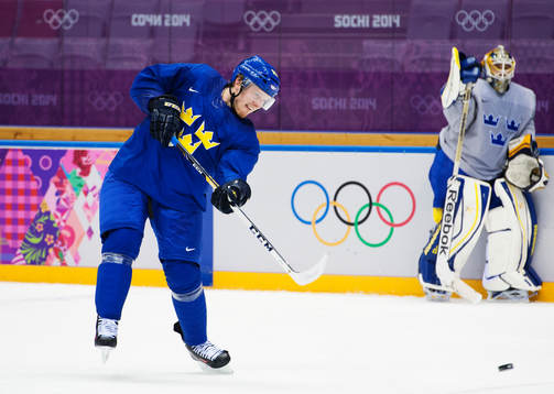 Gabriel Landeskog skjuter ett skott