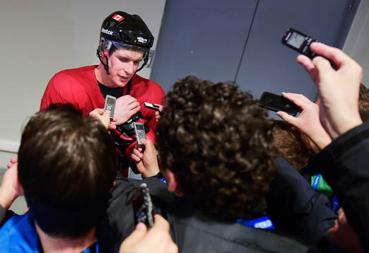 Sidney Crosby blir intervjuad av media
