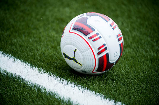 En boll från Puma på konstgräs när Malmö FF tränar